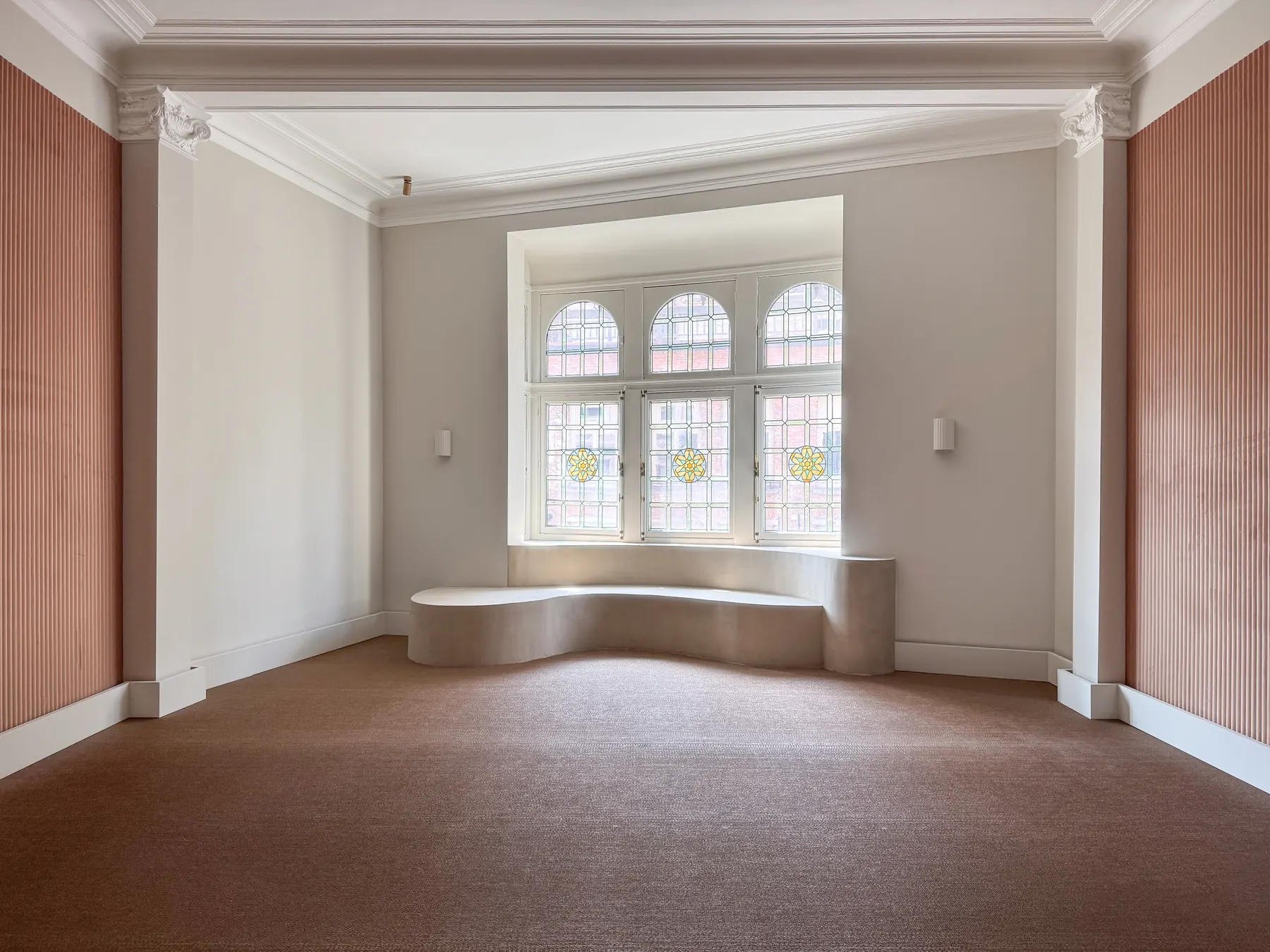 Een vleugel met open deksel in een stille salon
